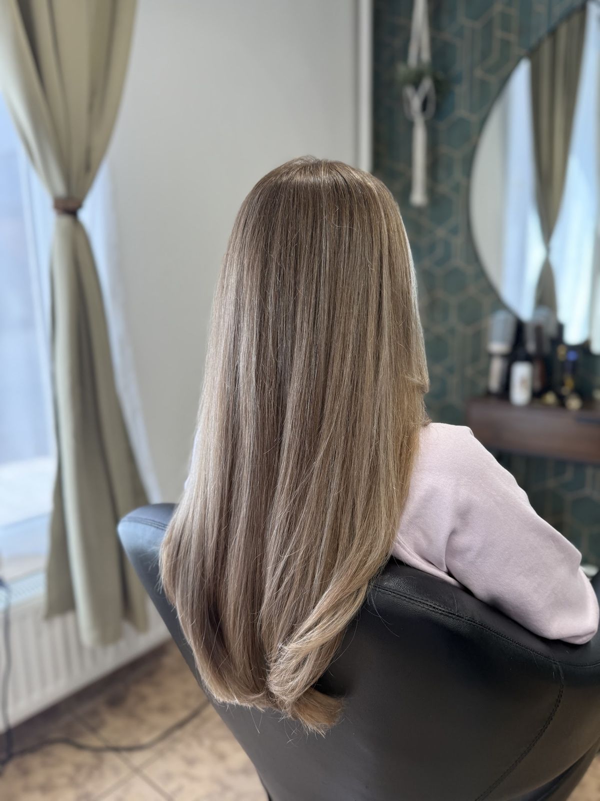 Dlhé rovné popolavé blond vlasy zozadu, v salóne Kaderníctvo PLuS