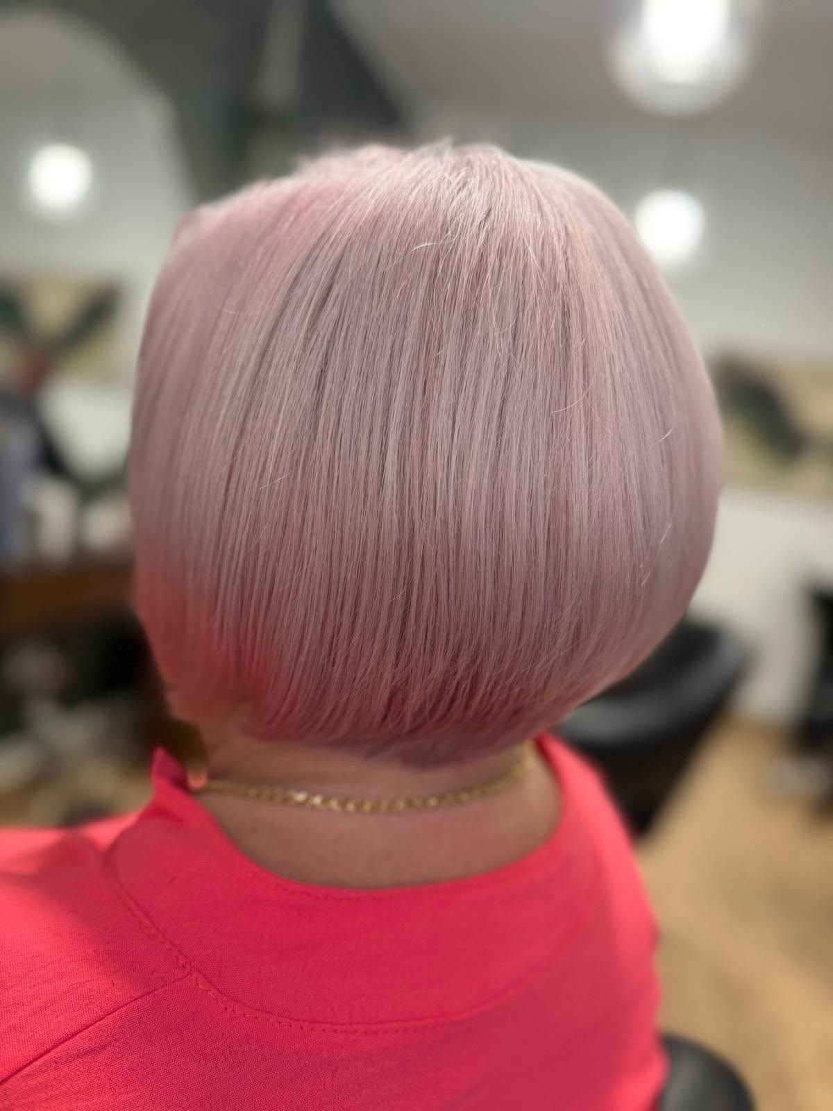 Krátky bob v blond s ružovým nádychom