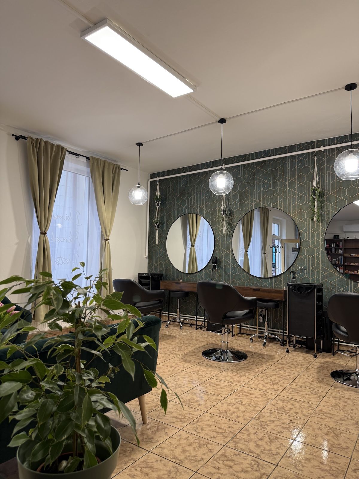 Salón Kaderníctvo PLuS: zelená tapeta a okrúhle zrkadlá